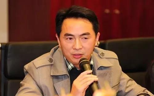 曾任北京第四中学副校长,现任北京丰台二中校长的何石明