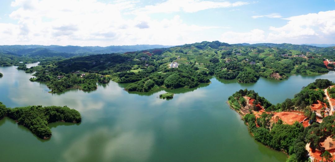 根据规划,黄龙湖景区的打造包括道路系统,游客接待中心,旅游度假酒店