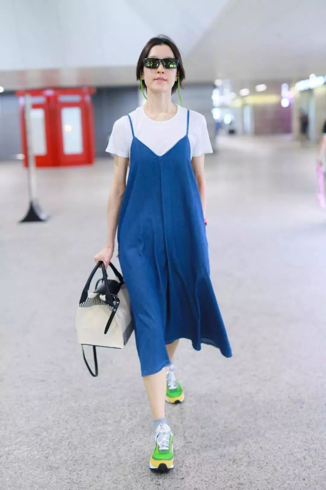 对于大胸女孩不敢尝试的"真空穿衣",她们倒是"笑纳"了.