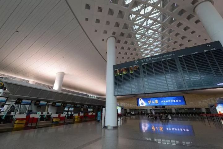 受台风"利奇马"影响,杭州萧山机场出发大厅显得空空荡荡.