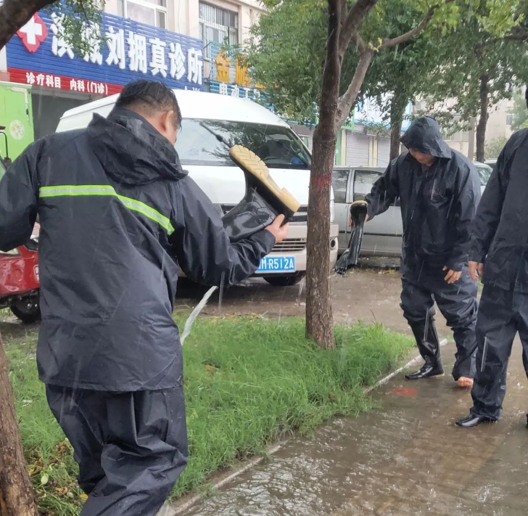 干脆,脱下雨靴,换上凉鞋,继续入户.