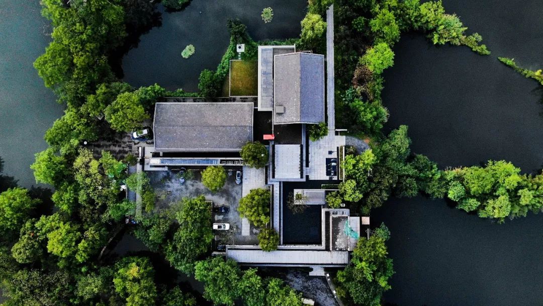 杭州西溪湿地的 它秉承着"东方美学"的主张 巧妙的将整个酒店的设计