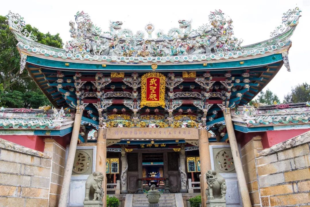 关帝庙上色彩艳丽夺目流光溢彩的剪瓷雕,是东山特有的雕刻技术.