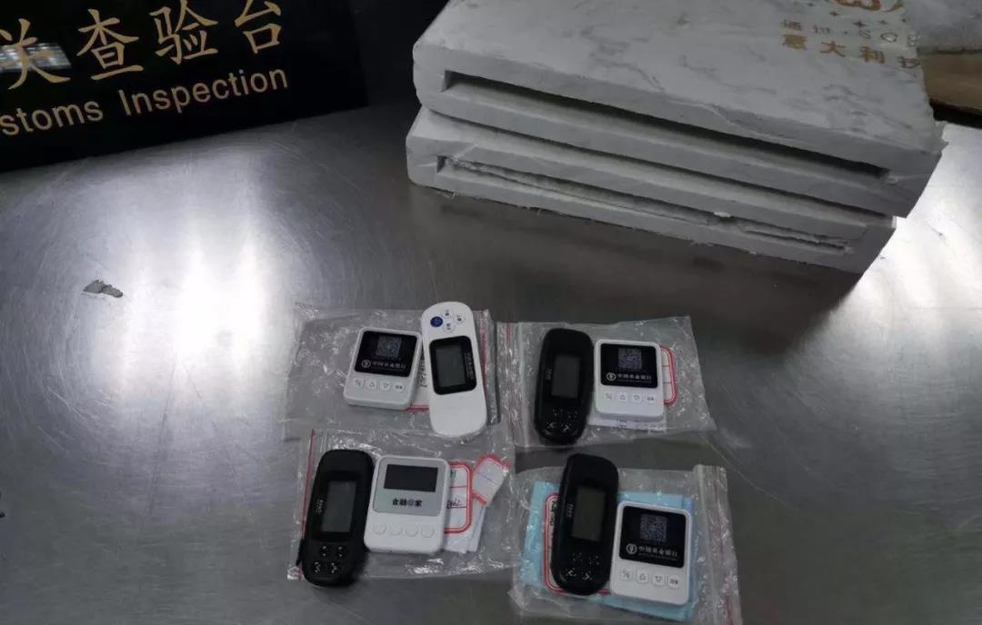 大理石中竟然藏着u盾、手机sim卡、银行回单.....疑似金融诈骗工具