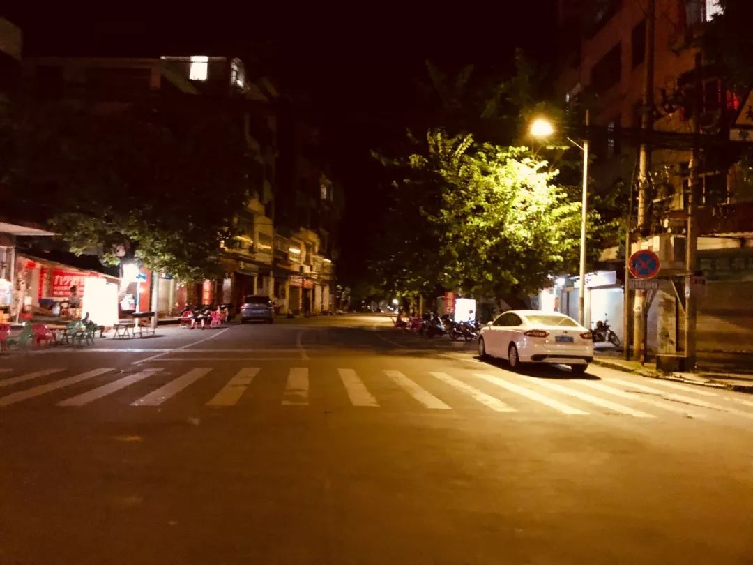 在一个夜深人静的夜晚想看看晚上十二点的桂平街是什么样的?