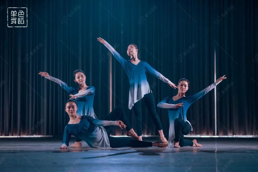 一个人怎么练习跳舞 0f9597fafd864707be511fb19adce2f2.jpeg