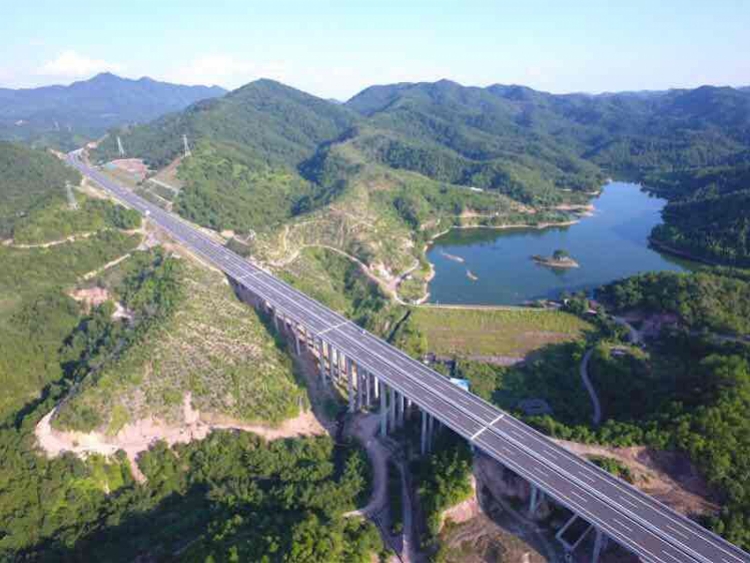 梅平高速8月底正式建成通车,平远至梅州车程缩短至30分钟