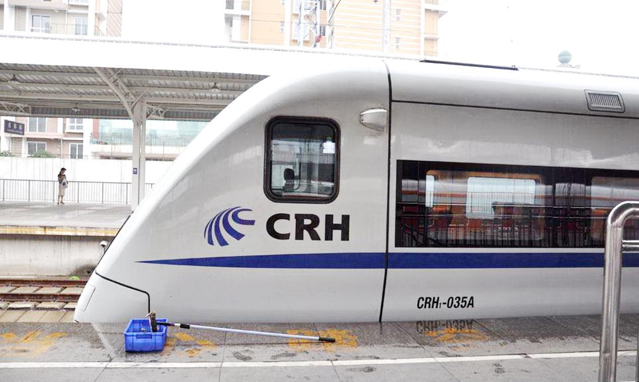 和谐号crh380"复兴号"是中国标准动车组的中文命名,英文代号cr(china