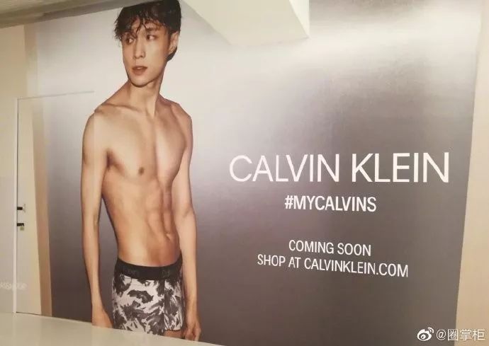 那是因为,前段时间, 张艺兴正式官宣成为calvin klein的男士内衣代言