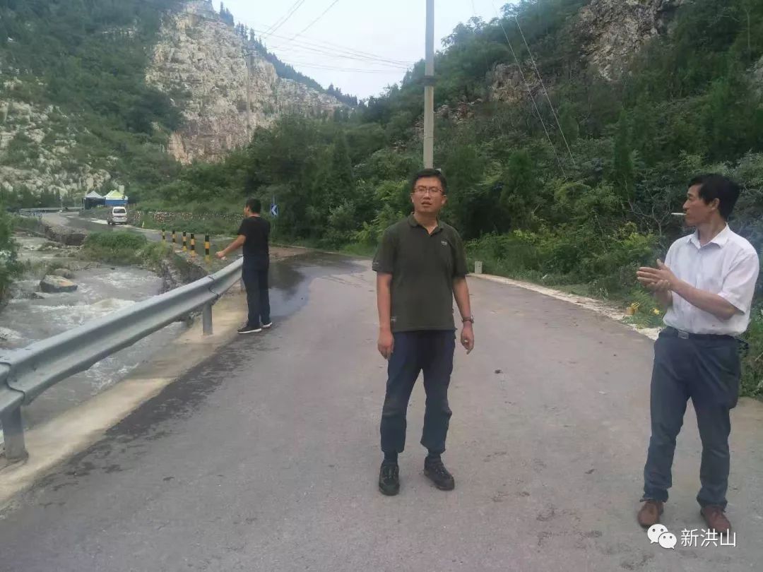 镇党委副书记,镇长蒋涛现场督导损坏路段修复工作,劝离围观群众.