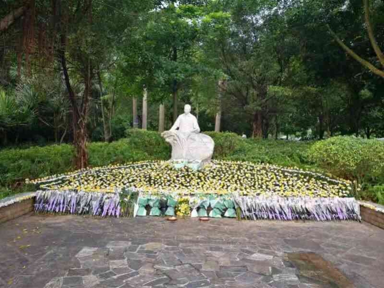 华农师生自发到卢永根院士雕像前献花寄哀思