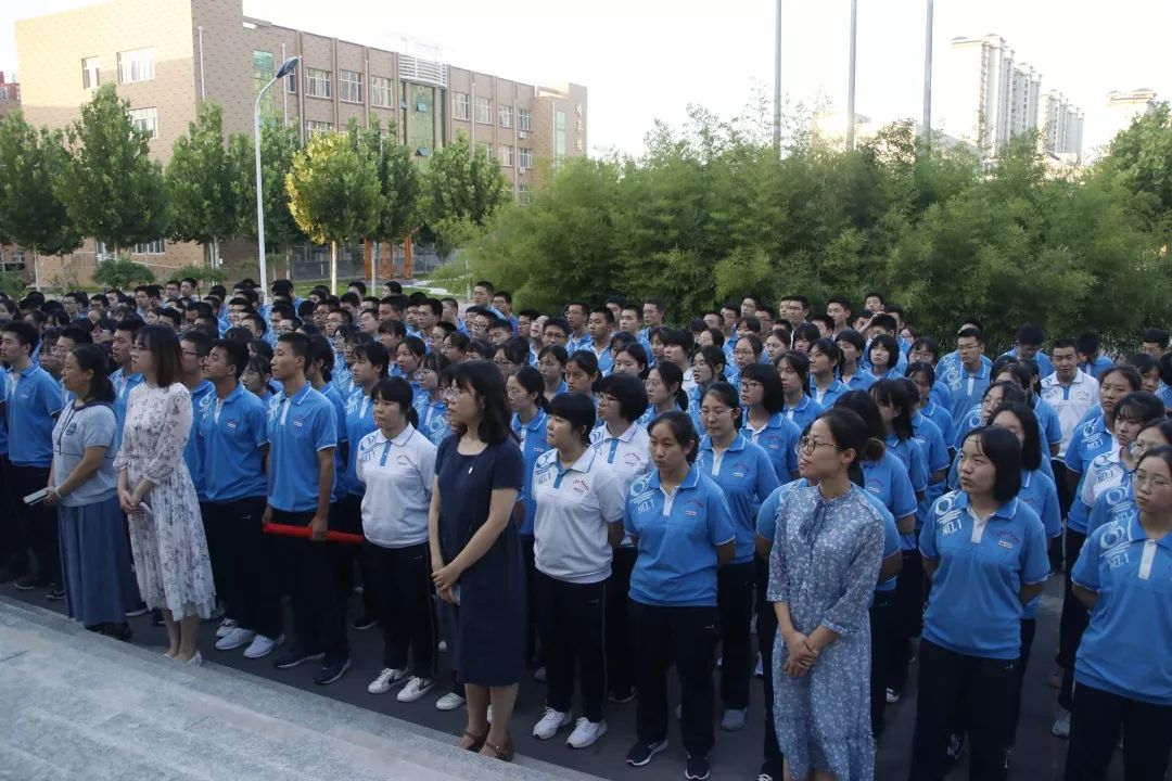 石家庄一中西山学校高三年级举办读誓词签心愿激情跨越300天活动