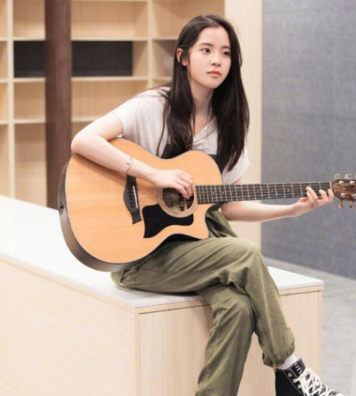 欧阳娜娜唱歌完整版视频 55641ce4174f4480af5156ff718d5fdf.png