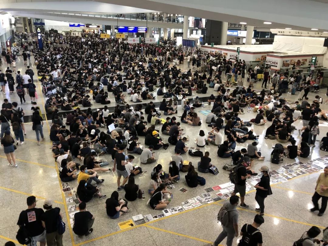 补壹刀：内地人被打，香港机场为何拦着警察不让进？