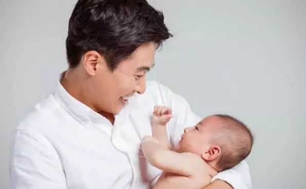                     宝宝歪头的样子很萌，却也有可能是在向你“求救”