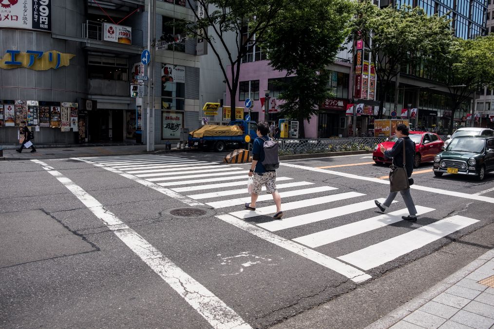日本街头实拍:斜穿马路的斑马线太人性化,各种无障碍设施很完善