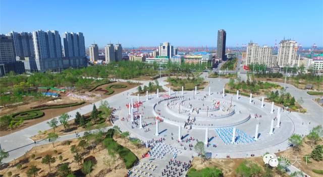 吃完了晚饭可以到鲅鱼圈各大广场和公园逛一逛,感受一下当地人们的