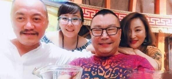 原创49岁尹相杰近照曝光,与好友聚餐容光焕发,如今靠走穴"谋生"