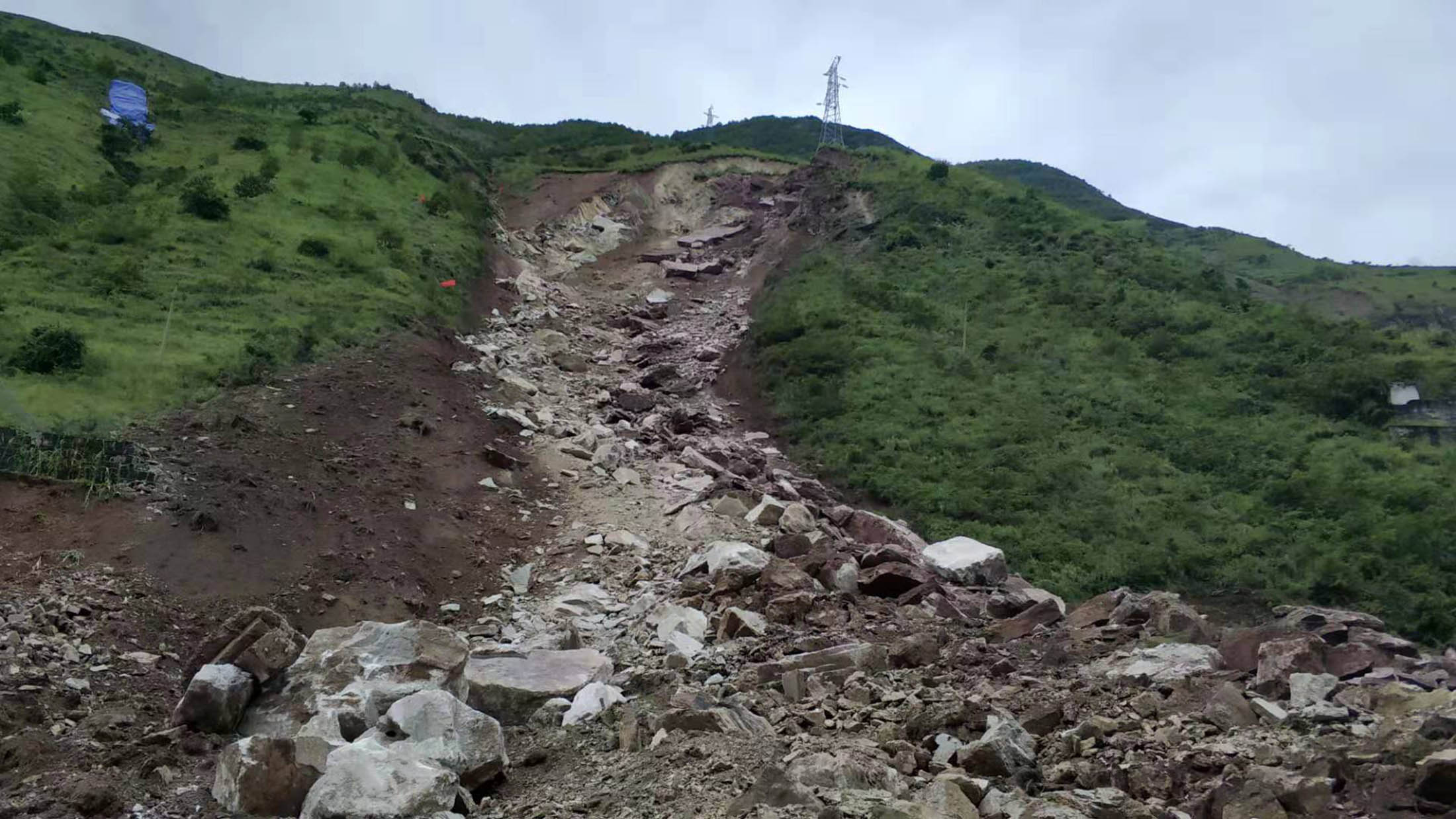 人口崩塌_陕西定边发生窑顶山体崩塌 5人死亡(2)