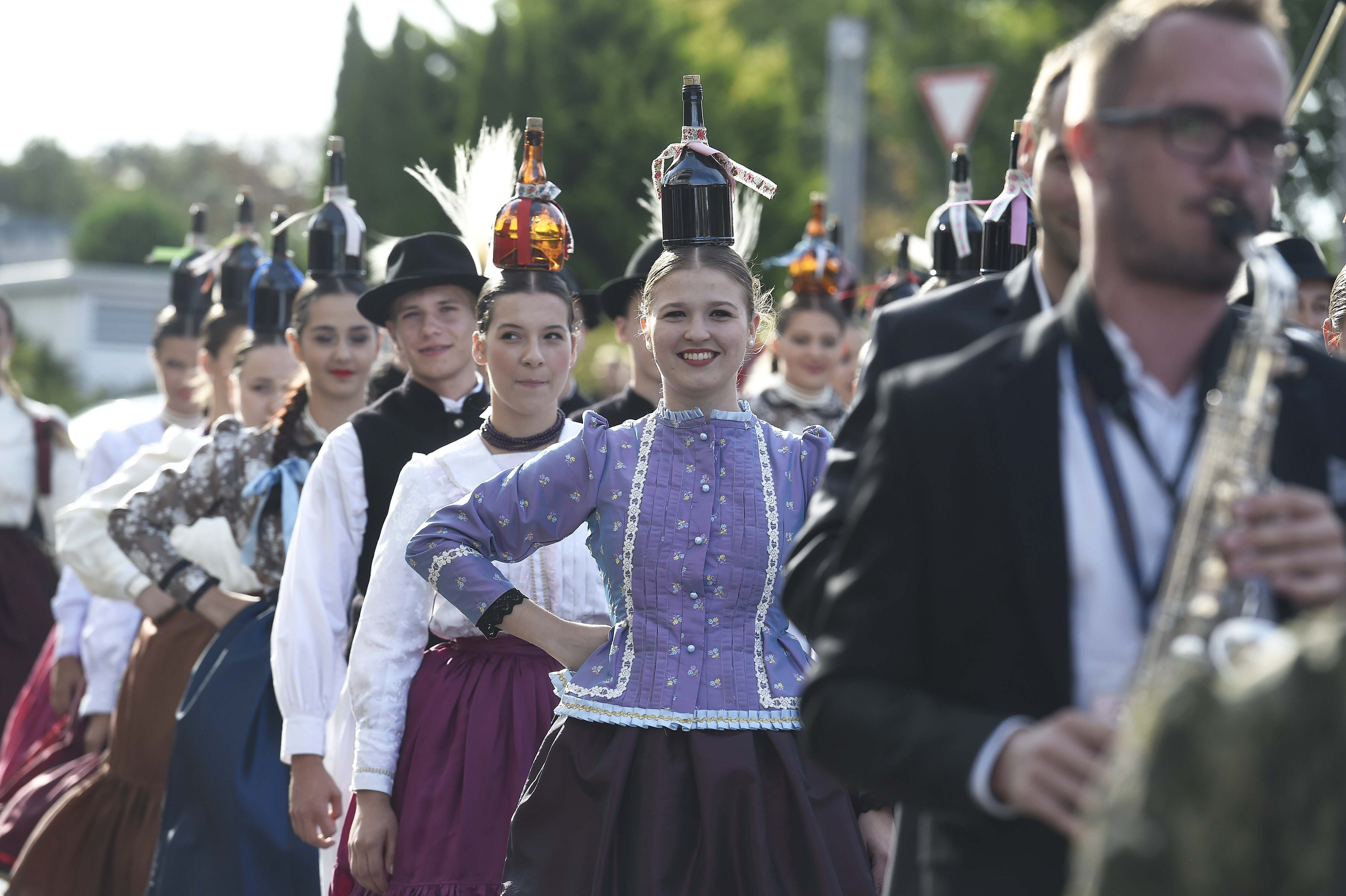 匈牙利举办国际夏日民俗艺术节