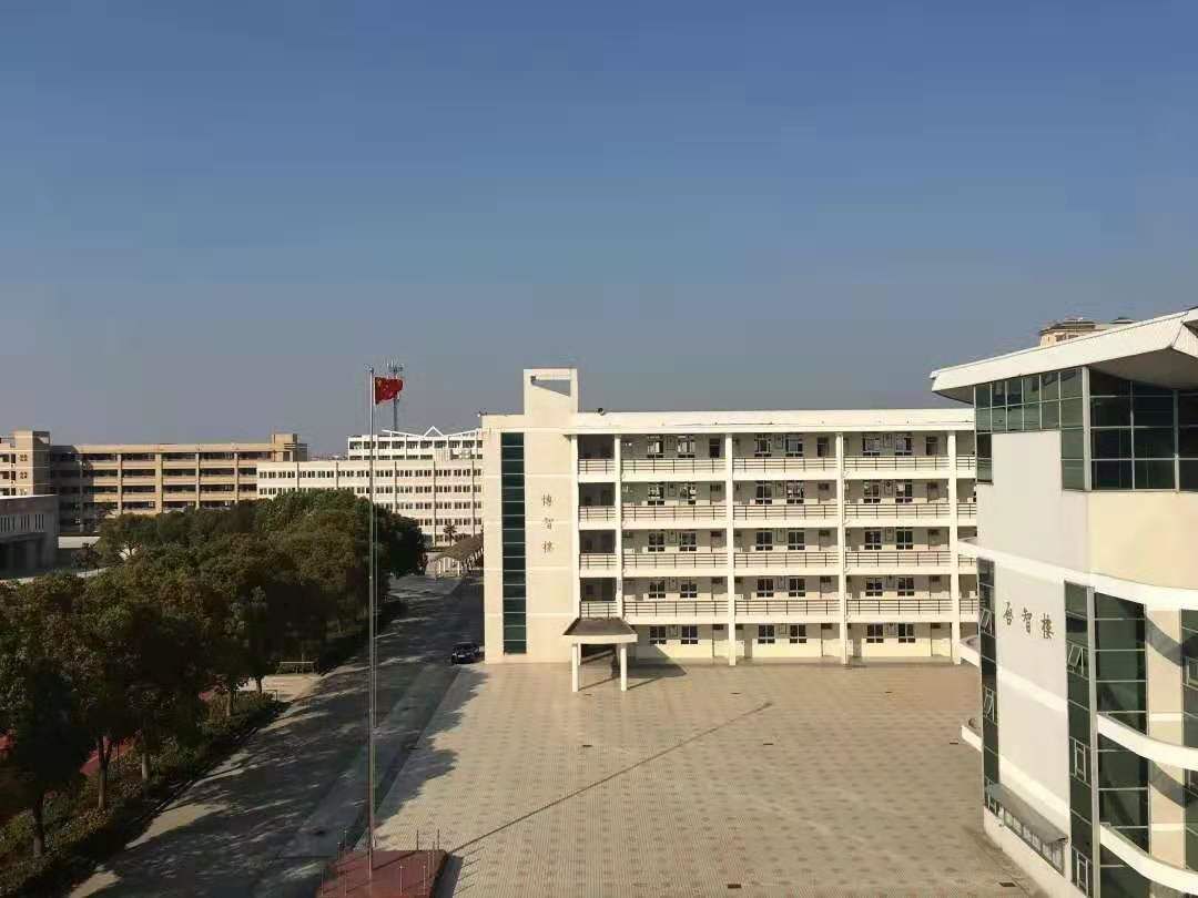 02 校区位置仙城中学位于扬州市江都区华山路388号,江都区行政中心