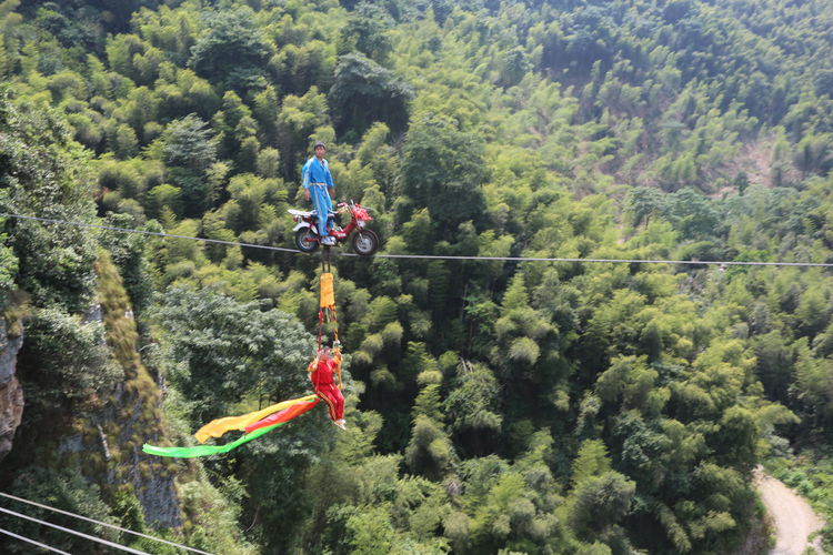 涟源市龙山飞水涯景区:摩托车高空走钢丝,太刺激了!