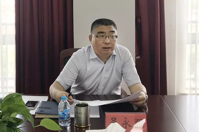 吴永强区总工会党组副书记,副主席吴永强同志介绍了议题提出的背景,并