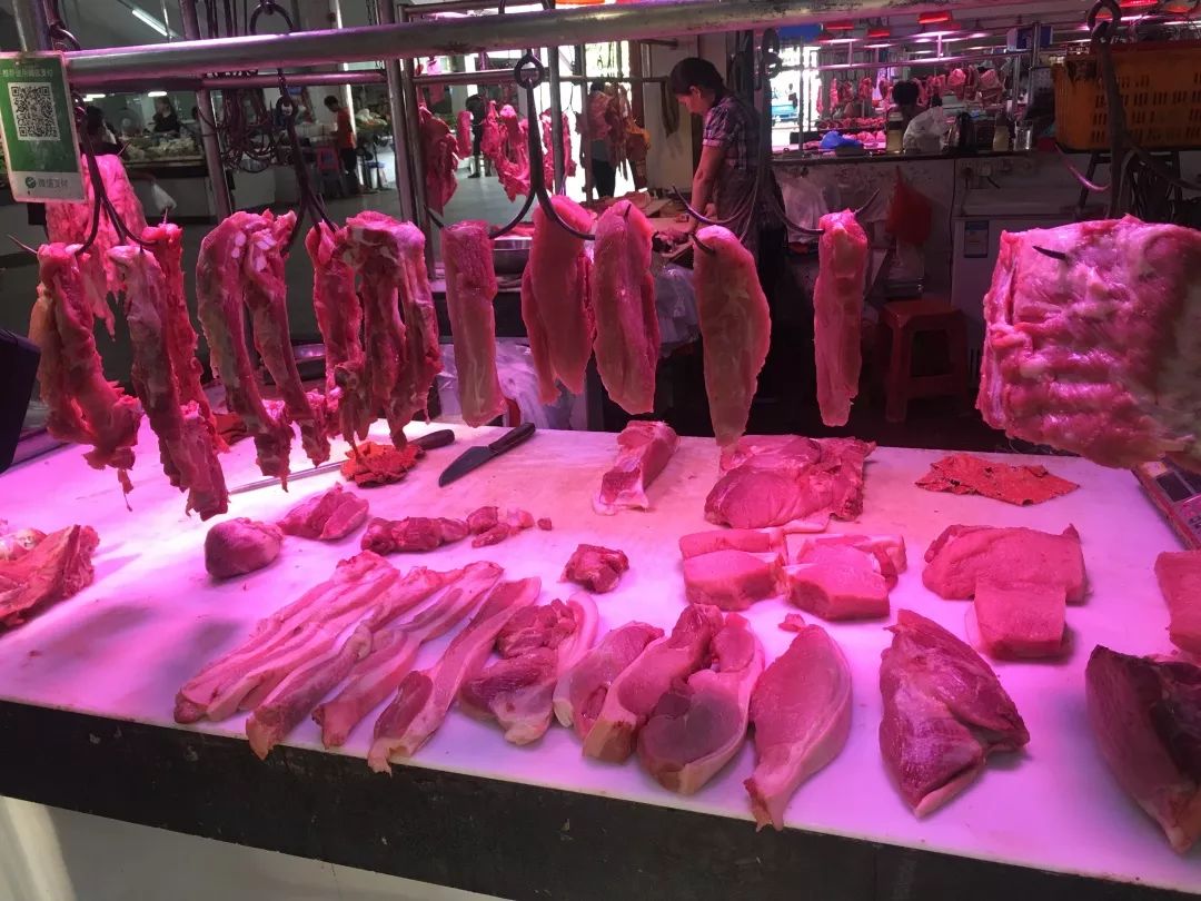 市场猪肉档档主李女士 去年因为猪瘟,外省的猪死了很多,猪少了,又不敢