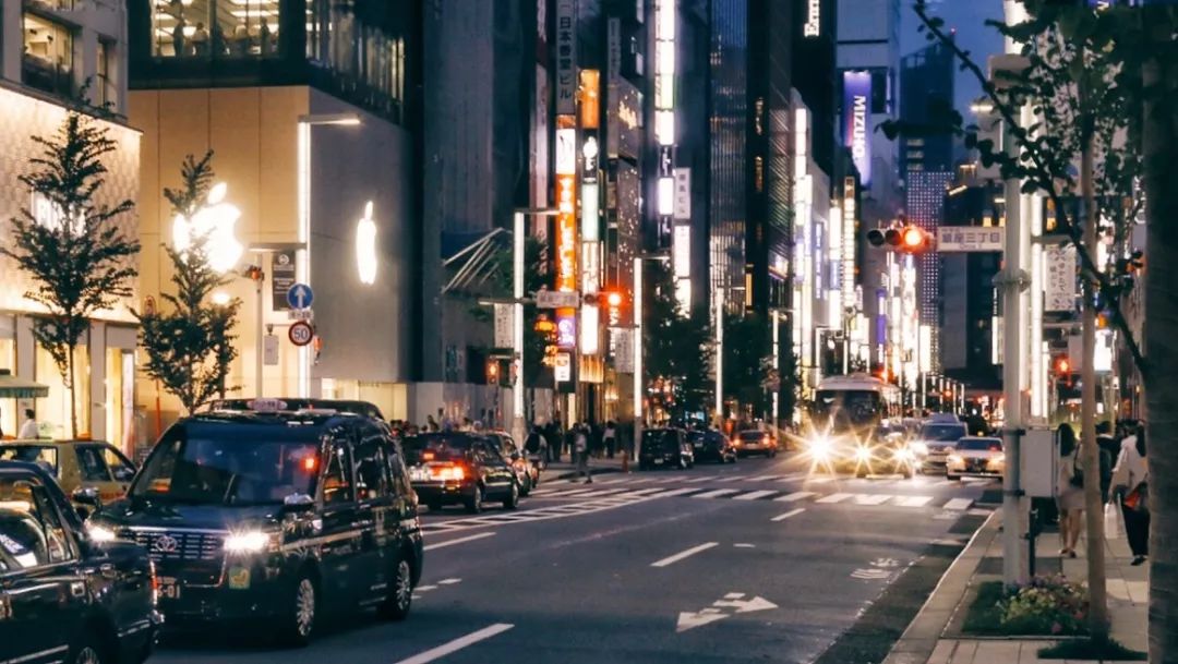东京街头川流不息的人群,绚丽的霓虹夜景,象征着日本的繁荣.