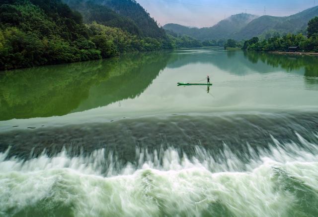 航拍浙江丽水古堰画乡 青山绿水美景入画来