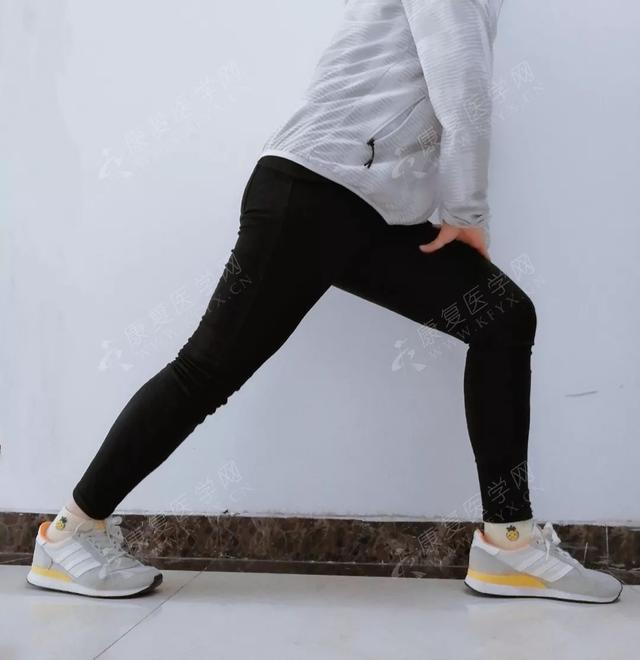 怎么拉伸小腿后部 e3257d8695204886878540d55e26df39.jpeg
