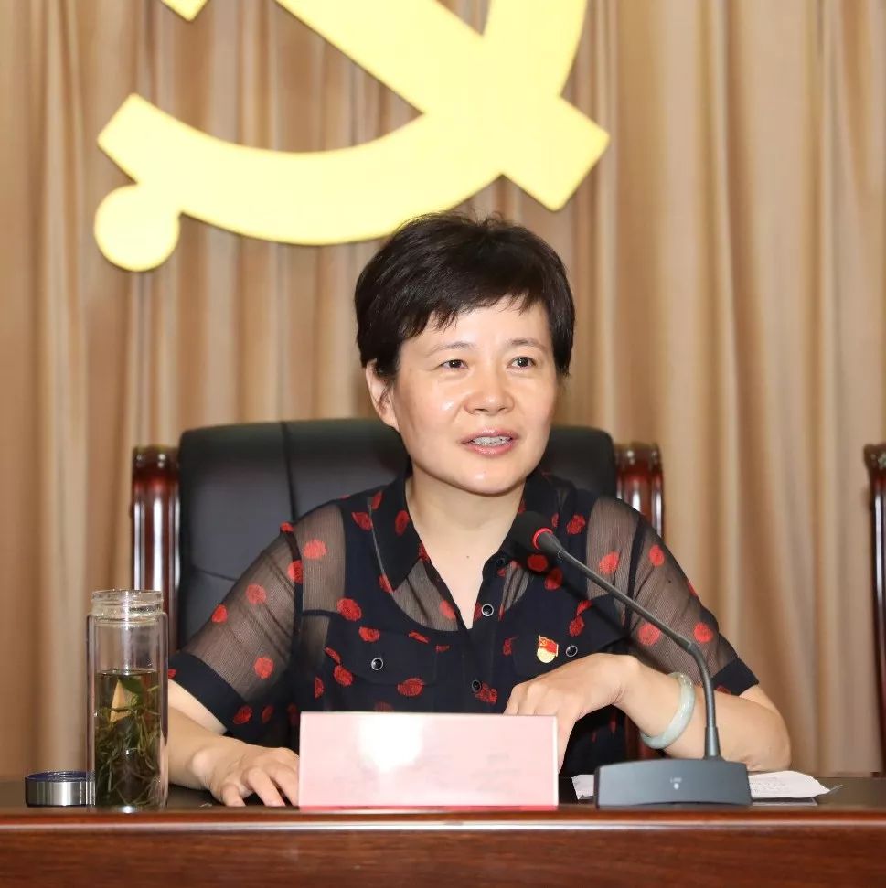 最后,徐秀云就做好新时代机关党建工作提出三方面意见:一是突出政治