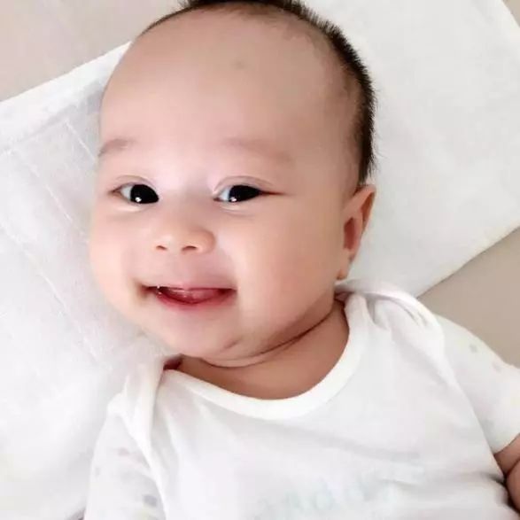                     宝宝歪头的样子很萌，却也有可能是在向你“求救”