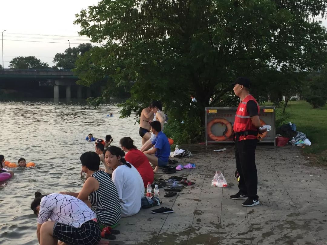 诸暨这条江成了游泳圣地每天傍晚好多人野泳