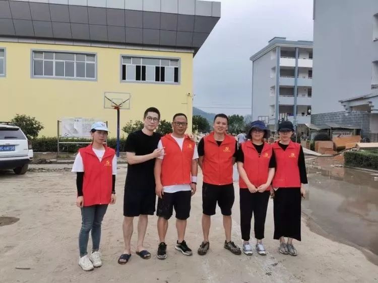 虹桥学区党员志愿者助力大荆镇第一中学第一小学灾后重建