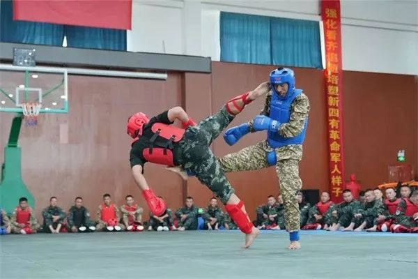 生风搏击训练馆内直拳,摆拳,鞭腿,侧踹……▼▼▼搏击双方指挥员授