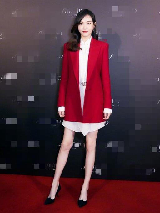 比如唐嫣,一身加长的红色西装,内搭白色连衣裙,脚上穿黑色高跟鞋,再配