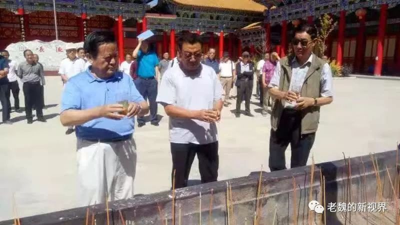 副会长魏周怀,魏周才,魏万孝敬茶.