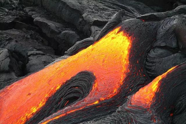 火山人口锐减_火山爆发图片