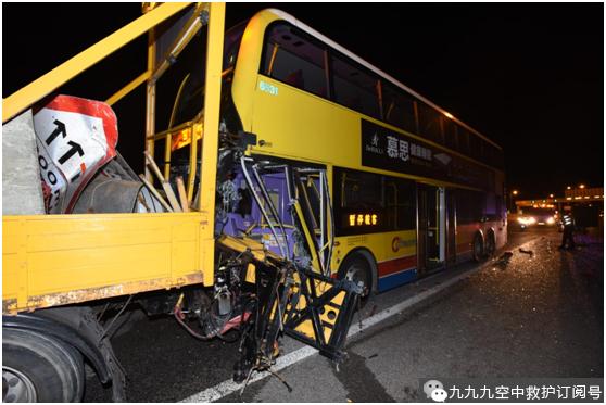 香港北大屿山公路发生车祸 司机与8名乘客送医_巴士