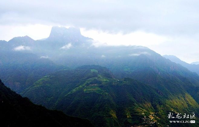 在老姆登村观赏皇冠山是绝佳选择,有很多人因皇冠山慕名而来,只为一