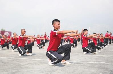 烈日下的登封塔沟武校训练场上,4000余名少林小子正在烈日下进行紧张