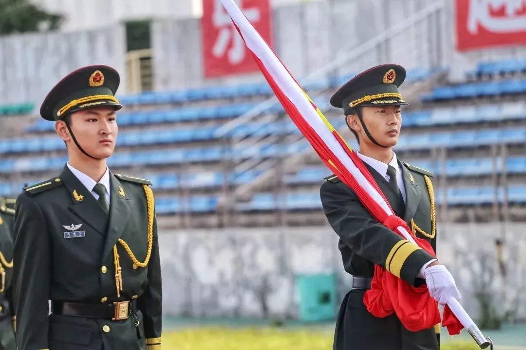 我们是长安大学护旗手时刻为国旗站岗