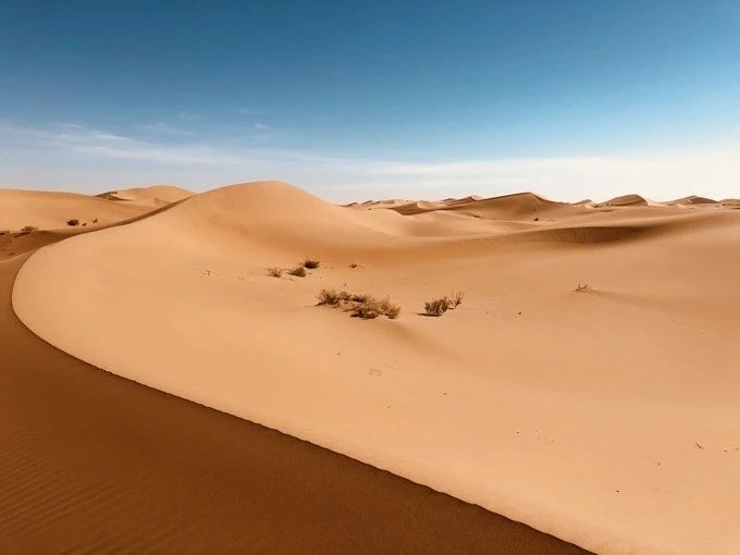 腾格里大漠徒步感受漫漫黄沙带来的孤独感