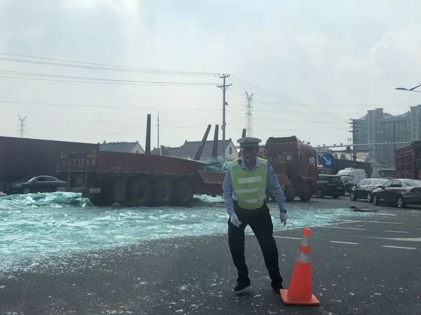 如皋惠政路与花市路交接处一大货车发生交通事故,现场一片狼藉.
