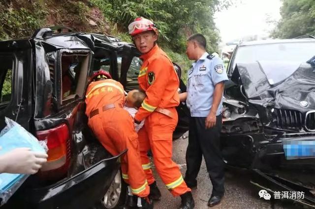 普洱思澜公路发生车祸 消防紧急救援