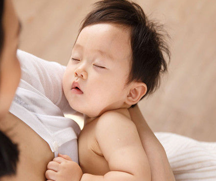                     新手爸妈必读：如何轻松给新生宝宝洗澡？