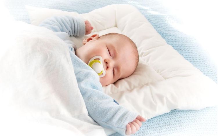 很多老人都喜欢给孩子睡扁头,真的好吗?父母