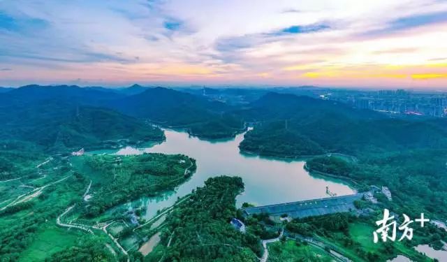 根据《金钟湖北片区规划,将在该片区内构建城市休闲环和山地徒步环