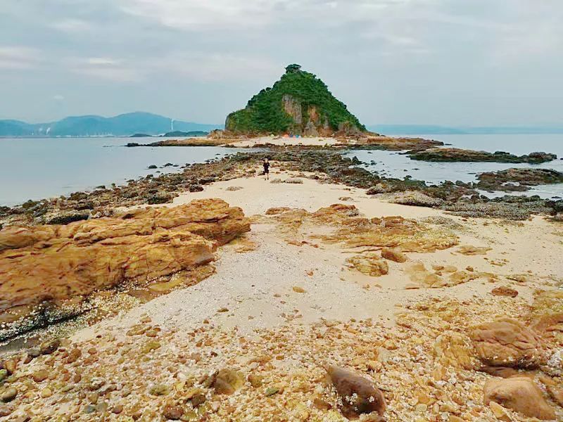 荒岛周末,在美丽的无人岛野餐,游泳._海水